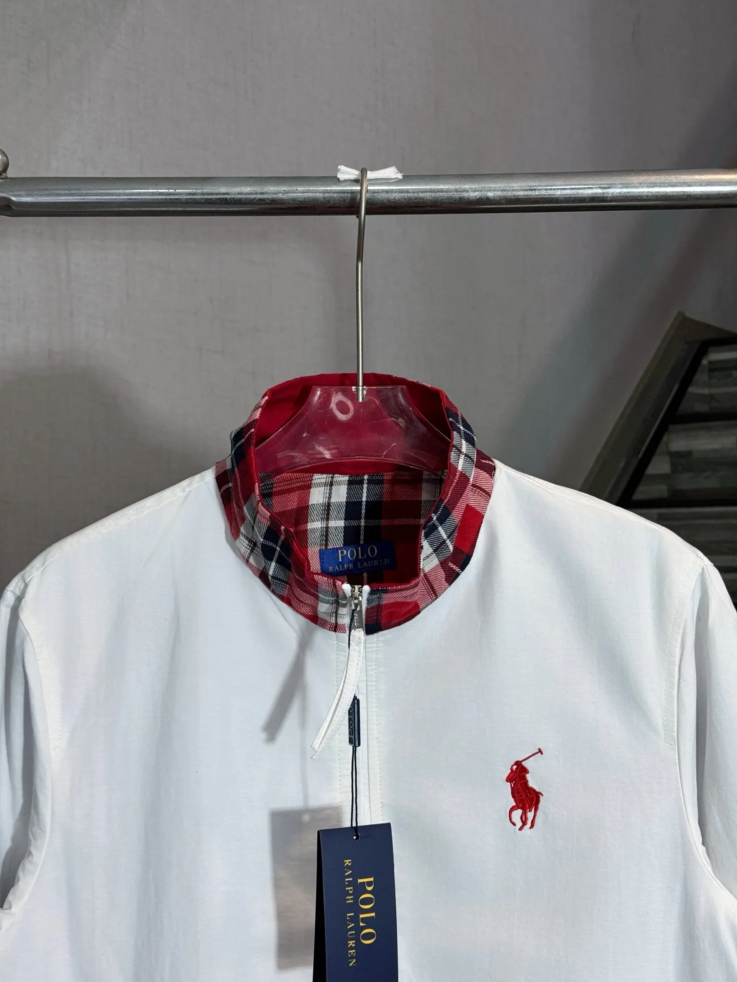 P320 model number: HE366 Ralph Lauren-Ralph Lauren old money style red plaid color block zipper jacket. The fabric is made of pure cotton breathable striped fabric. The upper body is comfortable and stylish, and feels silky and silky. The collar is made of red canvas plaid, and the horse riding warrior figure on the chest is made of high-density embroidery. The upper body is absolutely versatile, and the old money style style can be controlled casually. It is made by a large factory and has the original original label. It has three complete labels. You can buy it with confidence.  Color: Black/White Size: S M L XL